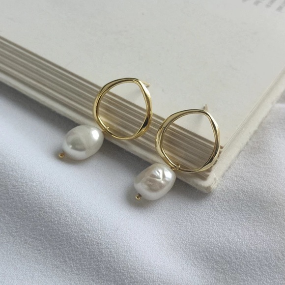 Gold Irregular Circle Stud Pearl Drop Earrings - Picture 4 of 4